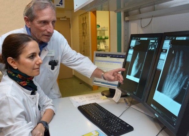 Das Bild zeigt Oberärztin Dr. Esen Deniz und Chefarzt Dr. Walter Schäfer. Die beiden Handchirurgen begutachten ein Röntgenbild einer schwer verletzten Hand (Foto: Klinikum Oberberg).