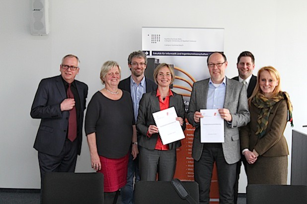 Auf dem Foto von links: Prof. Dr. Christian Averkamp (FH), Inge Nägel-Harmsen, Christian Baitz (beide ATG), Prof. Dr. Sylvia Heuchemer (FH), Balthasar Rechner (ATG), Dr. Cristian Wolf (FH) und Monika Lichtinghagen-Wirths (BAV) - Quelle: Manfred Stern, FH Köln.