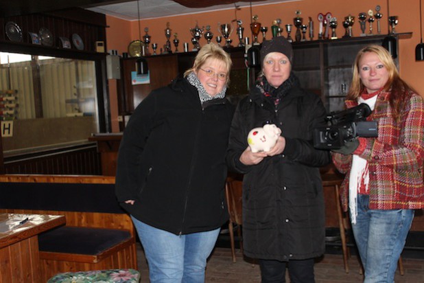 Andrea Kotis von den Oberberg-Nachrichten, Christine Kurth, 1. Vorsitzende des Vereins, und Sabrina Gehrmann von der Videotierhilfe