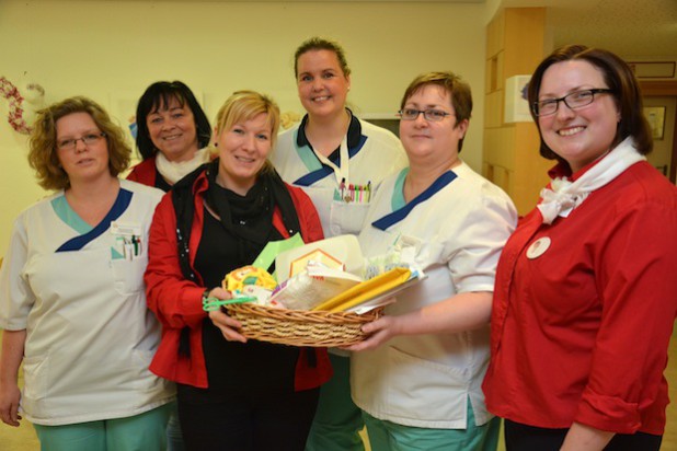 Babyfotografin Jessica Schneider (r.) wurde auf der Wöchnerinnenstation herzlich begrüßt und Vorgängerin Melanie Carucci (Mitte) in die Babypause verabschiedet (Foto: Klinikum Oberberg GmbH).