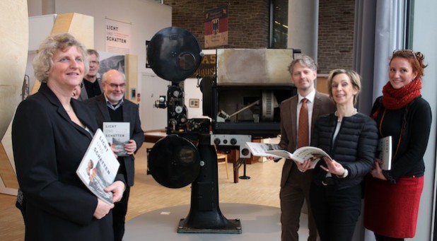 Freude über den Eröffnungsstart (v.l.n.r.): Silke Engel, Projektleiterin; Bernd Hombach, Vors. des Fördervereins Schloss Homburg; Gerhard Pomykaj, Kreis- und Stadtarchiv; Christian Brand, Stiftungen der Kreissparkasse Köln; Dr. Gudrun Sievers-Flägel, Museumsdirektorin; Nataly Tempelhagen, Landschaftsverband Rheinland (Foto: OBK).