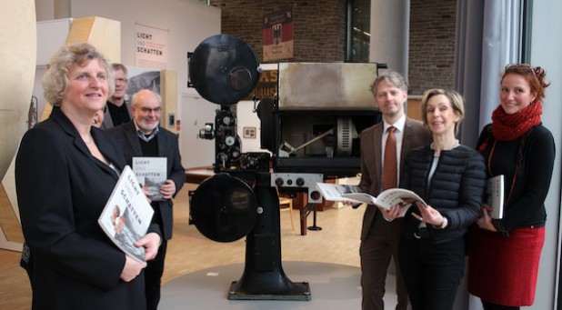 Freude über den Eröffnungsstart (v.l.n.r.): Silke Engel, Projektleiterin; Bernd Hombach, Vors. des Fördervereins Schloss Homburg; Gerhard Pomykaj, Kreis- und Stadtarchiv; Christian Brand, Stiftungen der Kreissparkasse Köln; Dr. Gudrun Sievers-Flägel, Museumsdirektorin; Nataly Tempelhagen, Landschaftsverband Rheinland (Foto: OBK).