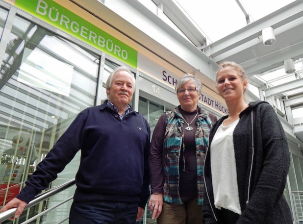 Die Hückeswagener Weitblick-Standortlotsin Margareta Coenen (M.) mit den beiden Paten Jana Wiehager und Bernd Oesinghaus, die sich wie zahlreiche weitere Freiwillige in Hückeswagen ehrenamtlich um Flüchtlinge kümmern möchten (Foto: OBK).
