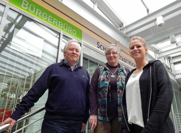 Die Hückeswagener Weitblick-Standortlotsin Margareta Coenen (M.) mit den beiden Paten Jana Wiehager und Bernd Oesinghaus, die sich wie zahlreiche weitere Freiwillige in Hückeswagen ehrenamtlich um Flüchtlinge kümmern möchten (Foto: OBK).