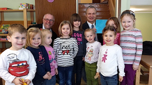 Einen fröhlichen Empfang bereiteten die Kinder der Marie-Juchacz-Kindertagesstätte für Stephan Windhausen (hinten links) und Bürgermeister Dr. Georg Ludwig bei deren Besuch in Frielingsdorf - Foto: Gemeinde Lindlar.