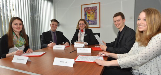 Nach umfangreichen Tests und Vorstellungsgesprächen unterschrieben Vanessa Hein, Robin Mettner, Thomas Winkler und Moira Irle (von links) bei Ausbildungsleiterin Jeanette Syhring (Mitte) ihre Ausbildungsverträge (Foto: Wolfgang Abegg).