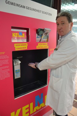 Der Ärztliche Direktor des KKH Gummersbach, Dr. Peter Vacha, testet die Händedesinfektion (Foto: Klinikum Oberberg GmbH).