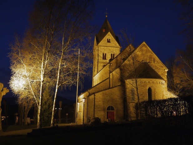 Am Samstag, 28. März 2015, wird von 20.30 bis 21.30 Uhr für eine Stunde die Außenbeleuchtung der Basilika, der Volksbank und des Rathauses abgeschaltet. Damit soll ein Zeichen für den Schutz unseres Planeten gesetzt und zur Diskussion über den Klimaschutz angeregt werden (Fotos: C. Buchen).