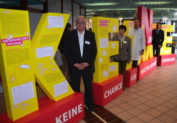 Bernd Höhner, Inge Schwarz, Dr. Peter Vacha und Sascha Klein eröffnen die Ausstellung - Foto: Klinikum Oberberg GmbH.