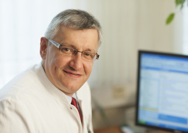 Dr. Markus Ebke, Chefarzt der Neurologie der Dr. Becker Rhein-Sieg-Klinik, freut sich über die guten Ergebnisse der therapeutischen Leistungen seiner Abteilung (Foto: Dr. Becker Klinikgesellschaft mbH & Co. KG).