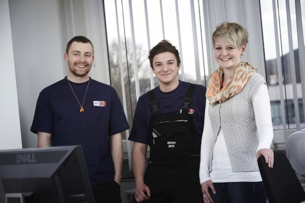 Von links nach rechts: Markus Engel, Steffen Scherer (beide Auszubildende zum Mechatroniker) und Janina Stahlhacke (Auszubildende zur Industriekauffrau) - Foto: Gizeh.