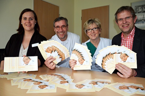 Daniela Becker (Klinikgeschäftsführerin), Dr. med. Thomas Rau-Horn (Chefarzt der Geburtshilfe), Doris Wildangel (Leiterin der Elternschule „josefine“) und Thomas Dörmbach (Leiter der Katholischen Familienbildungsstäte Haus der Familie) präsentieren die neuen Gutscheine - Foto: HELIOS Klinik Wipperfürth.