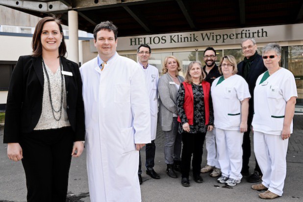 Daniela Becker, Klinikgeschäftsführerin, Ralf Trogemann, Leitender Arzt der Abteilung für Schmerztherapie, Dr. med. Carsten Eisberg, Chefarzt der Klinik für Anästhesie, Intensivmedizin und Schmerztherapie, Kerstin Wippermann, Sekretariat, Maria Viola, Sekretariat, Javor Deak, Physiotherapeut, Marion Scimeca, Pflegekraft, Ansgar Nowak, Psychologe und Bettina Laudenberg, Pflegekraft (Foto: HELIOS Wipperfürth/Sascha Steinbach).