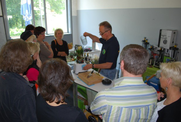 Eine der großen Attraktionen der Bergischen Genussmeile 2014: Peter Wittfeld bei der Bereitung der unvergleichlich leckeren Smoothies (Quelle: ZVW Event & Marketing).