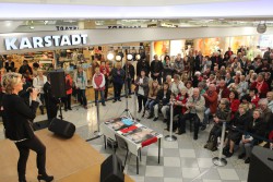 Volles Haus - tolle Stimmung im EKZ Bergischer Hof. Claudia Jung stellte ihre CD "Seitensprung" vor. Foto: Sven Oliver Rüsche (sor)