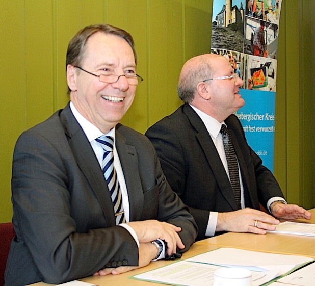 Kreisdirektor Jochen Hagt und Frank Nipken, 1. Beigeordneter, freuen sich über die hervorragende Zusammenarbeit im Rader Rettungsdienst (Foto: OBK).