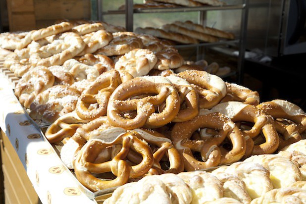 Beim Brezeltag gibt es frisch gebackene Brezeln in allerlei Variationen (Foto: Sabine König/LVR-Freilichtmuseum Lindlar).