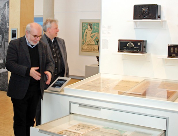 Gerhard Pomykaj und Peter Ruland in der Austellung Weimar (Foto: OBK).