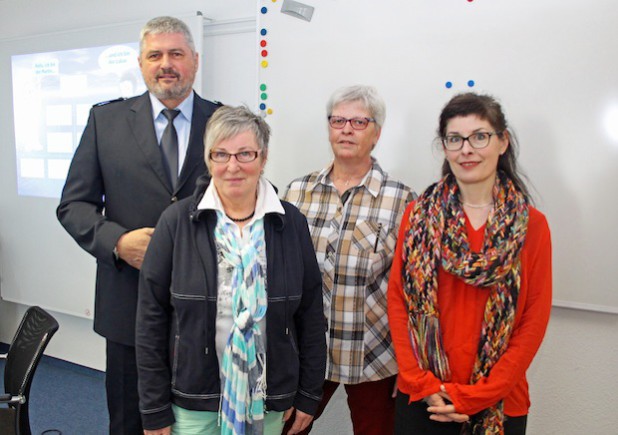 Das Team des neuen Projekts für mehr Seniorensicherheit: Jürgen Poschner von der Kreispolizeibehörde sowie Margareta Coenen, Brigitte Vandenherz-Siebel und Sylvia Asmussen (von l.) von der Ehrenamtsinitiative Weitblick (Foto: OBK).