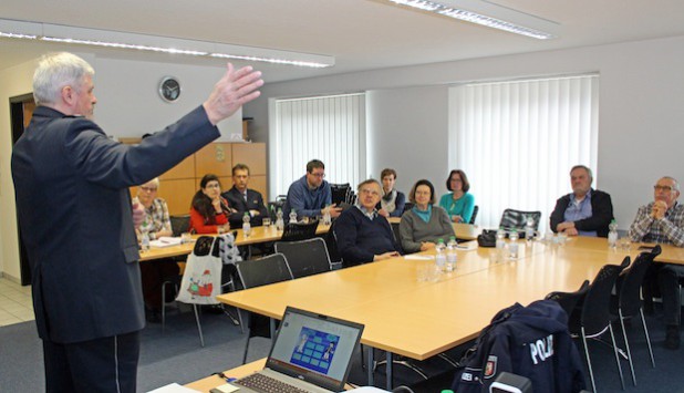Polizeihauptkommissar Jürgen Poschner schildert anschaulich die Gefahren, die im Straßenverkehr lauern (Foto: OBK).