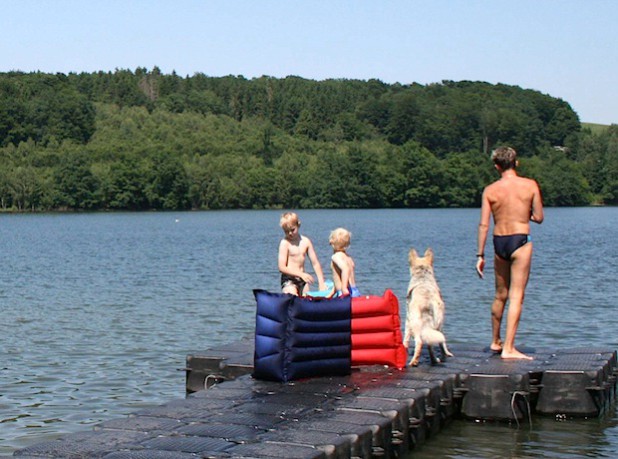 Bevor der Badespaß bald beginnen kann, sollten Besitzer von privaten Schwimmbecken und Pools bei der Entsorgung des Schwimmbad- Abwassers aufpassen. Denn es enthält Chemikalien, die für Fische und andere Wasserlebewesen tödlich sein können, wenn das Abwasser direkt in Teiche oder Bäche gelangt (Foto: OBK).