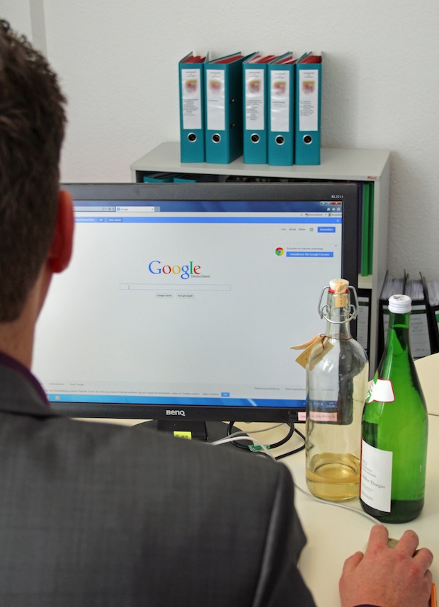 Alkohol am Arbeitsplatz ist keine Seltenheit. Das Seminar zur "Betrieblichen Suchtvorbeugung" soll Personalverantwortliche in die Lage versetzen, Gespräche mit suchtkranken Mitarbeitenden professionell führen zu können (Foto: OBK).
