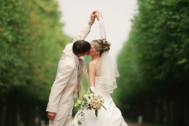 Unter freiem Himmel: Viele Bundesbürger wünschen sich ein besonderes Hochzeitsritual (Foto: djd/CreditPlus Bank/nikkytok/fotolia.com).