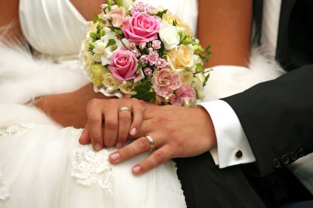 Zweisamkeit, liebe Gäste und ein privater Rahmen: Hochzeitsromantik hat viele Facetten (Foto: djd/CreditPlus Bank/fotolia.com/Friday).