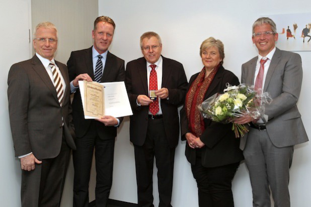 Von links: Stv. Vorstandsvorsitzender der Volksbank Oberberg Manfred Schneider, Vorstandsvorsitzender Ingo Stockhausen, Jubilar Friedhelm Schneider mit Ehefrau Bettina und Vorstandsmitglied Thomas Koop (Foto: Volksbank Oberberg eG).