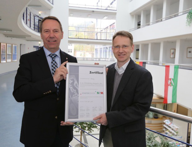 Kreisdirektor und Dezernent für Wirtschaftsförderung Jochen Hagt überreicht dem Gründungsberater Thomas Wojahn das Zertifikat (Foto: OBK).
