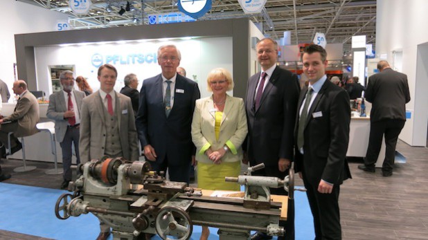 Besuch am Messestand der Pflitsch GmbH (v.l.n.r.): Gesellschafter Mathias Stendtke, Geschäftsführer Harald Pflitsch, Marie-Louise Pflitsch, Bürgermeister Dietmar Persian und Gesellschafter Roland Lenzing (Foto: Pflitsch GmbH & Co KG).