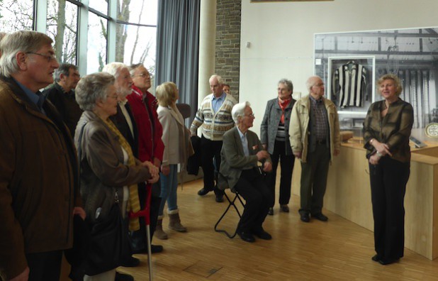 Kuratorin Silke Engel führt eine BGV-Gruppe im Neuen Forum (Foto: Dr. Anna Eiter-Rothkopf).