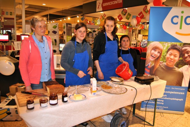 Schmackhafte frische Waffeln werden von den CJD Schülern gebacken - Foto: Ann-Christin Haselbach