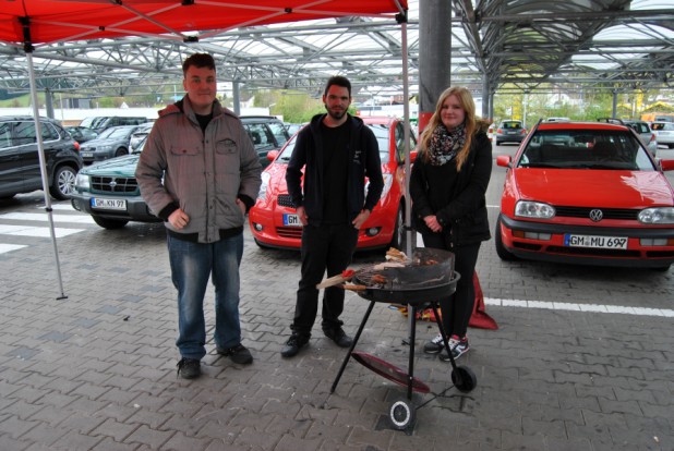 Auch bei regnerischem Wetter haben die Kunden die Chance, frische Grillwürstchen zu ergattern - Foto: Ann-Christin Haselbach