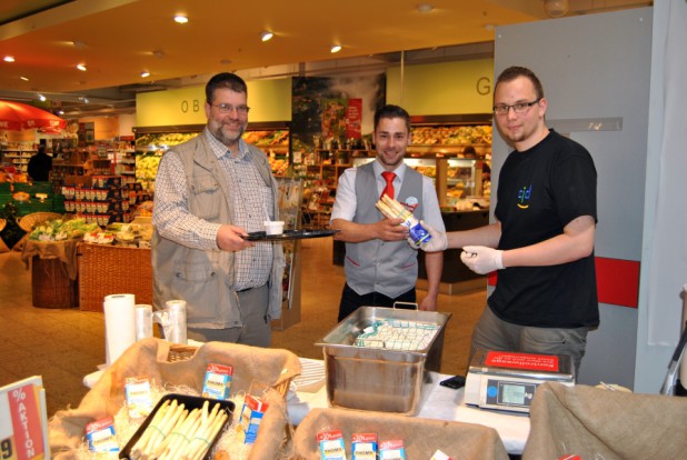 v.l.n.r: Herr Borner, Herr Knappe und ein Schüler des CJD beim Verkauf von Spargelcremesuppe. - Foto: Ann-Christin Haselbach