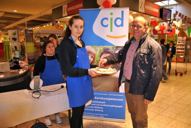 Auch Markus Bröcher (re.) ,Leiter des CJD in Gummersbach, kann kann den köstlichen Waffeln nicht widerstehen. - Foto: Ann-Christin Haselbach