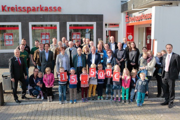 Zur Spendenübergabe durch Regionaldirektor Helmut Wagner (links außen) waren zahlreiche Vereinsvertreter in die Regional- Filiale Wipperfürth gekommen (Foto: Jens Schmitz).
