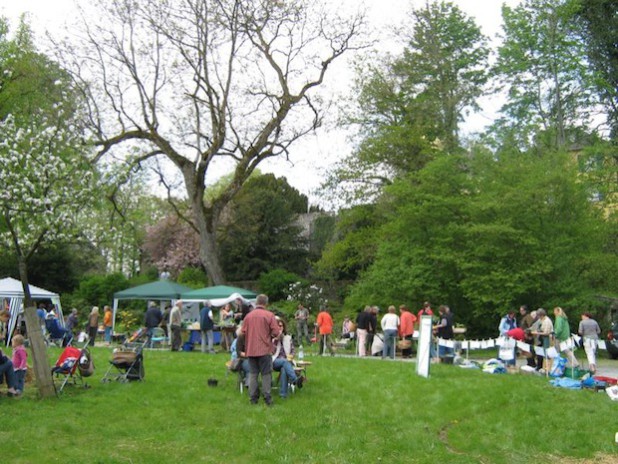 Pflanzentauschbörse vor der Schlosskulisse (Foto: Sigrid Fröhling).