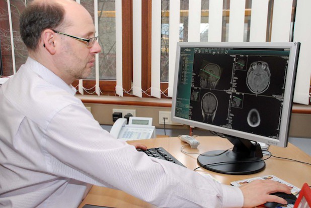 Prof. Dr. Franz Blaes, Chefarzt der Neurologie am Kreiskrankenhaus Gummersbach, der die Schlaganfall-Initiative Oberberg angestoßen hat (Foto: Klinikum Oberberg GmbH).