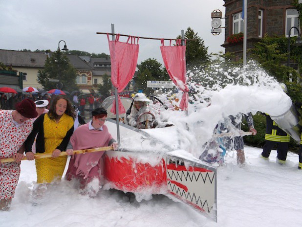 Das Schubkarrenrennen in Morsbach (Archivfoto: C. Buchen)