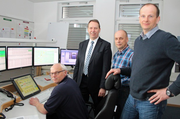 Kreisdirektor Jochen Hagt (2. von l.), Der neue Abteilungsleiter, Bernhard Kiesecker (2. von r.) und Frank Raupach (r.) blicken Hauptbrandmeister Lothar Schmitz über die Schulter.