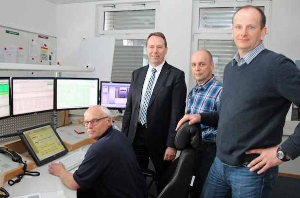 Kreisdirektor Jochen Hagt (2. von l.), Der neue Abteilungsleiter, Bernhard Kiesecker (2. von r.) und Frank Raupach (r.) blicken Hauptbrandmeister Lothar Schmitz über die Schulter.