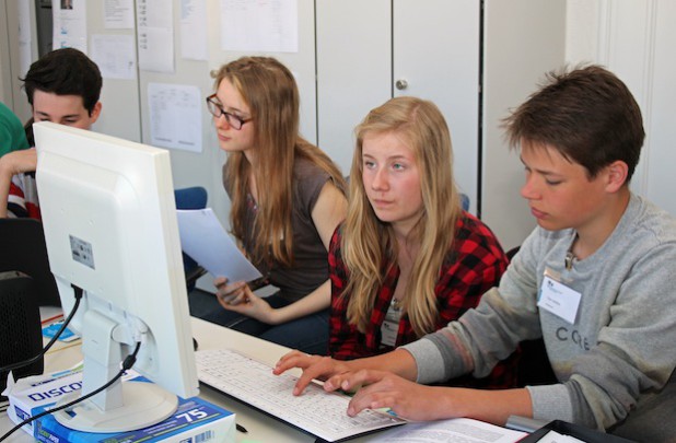 In der Pressestelle wurde auch das Formulieren einer Pressemitteilung zu einer fiktiven Geflügelpest ausprobiert (Foto: OBK).