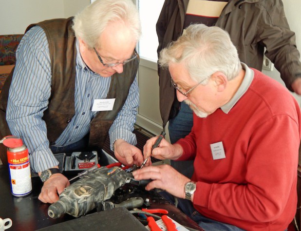 Fleißiges Tüfteln: Die ehrenamtlichen Fachleute Hans Bornwaßer (l.) und Hans Martin Werkshage beim Reparieren (Foto: OBK).