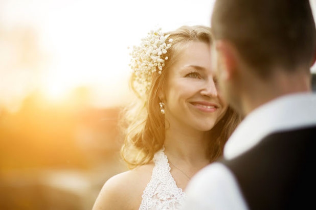 Kleine Fältchen lassen sich mit einer Elasten-Kur von innen reduzieren - so wird der Hochzeitstag besonders "schön" (Foto: djd/Elasten-Forschung/Fotolia-teksomolika).