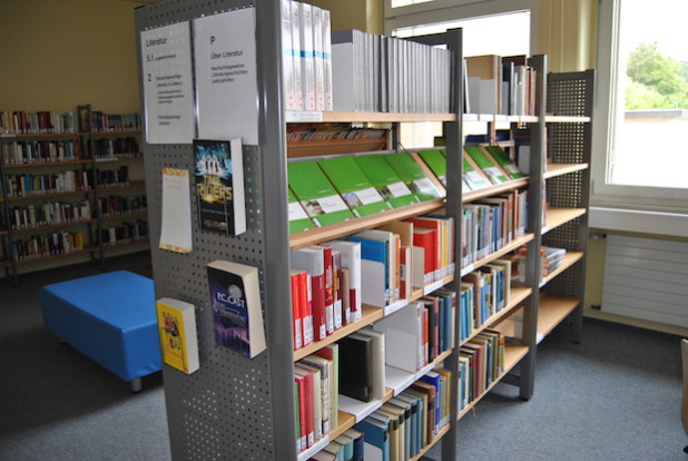 Bücherregale der Bibliothek - Bild: Ann-Christin Haselbach