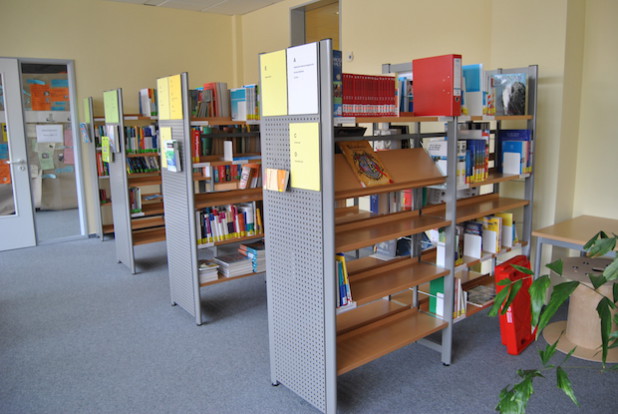 Bücherregale der Bibliothek - Bild: Ann-Christin Haselbach