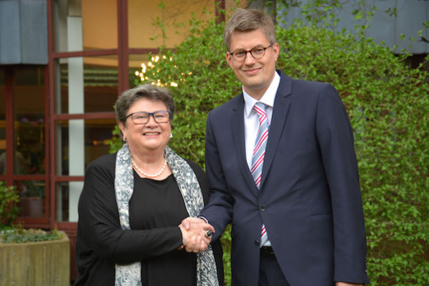 Dr. Beate Baumgarte übergibt die Leitung der Psychiatrie am Kreiskrankenhaus Gummersbach an Priv.Doz. Dr. Jens Benninghoff (Foto: Klinikum Oberberg).