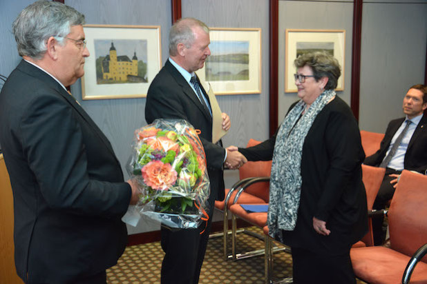 Landrat Hagen Jobi und Hauptgeschäftsführer Joachim Finklenburg verabschieden Dr.Beate Baumgarten mit Blumen und Dankesworten in den Ruhestand (Foto: Klinikum Oberberg).