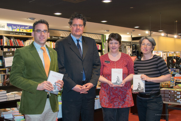 V.l.n.r.: Marcus Dräger (BGV), Dr. Olaf Jessen, Elke Geldmacher und Kristina Oberlinger (beide Mayersche Buchhandlung) - Foto: Marion Sachsenröder.